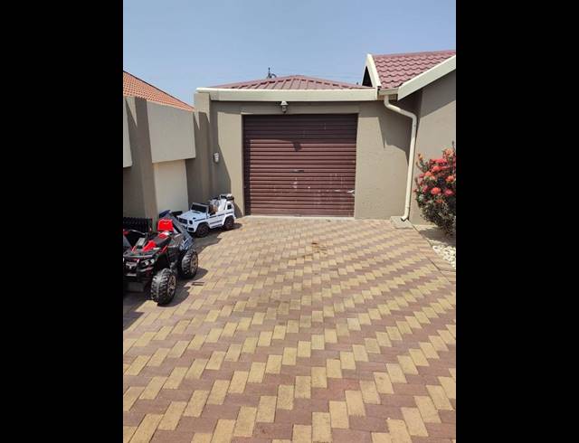 3 BEDROOM HOUSE FOR SALE IN NATURENA EXT 19
